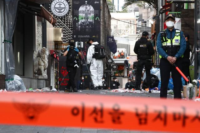 국립과학수사연구원과 서울경찰청 수사본부 수사관들이 31일 서울 용산구 이태원로 일대에서 발생한 핼러윈 대규모 압사 참사 현장을 합동감식하고 있다. 홍인기 기자