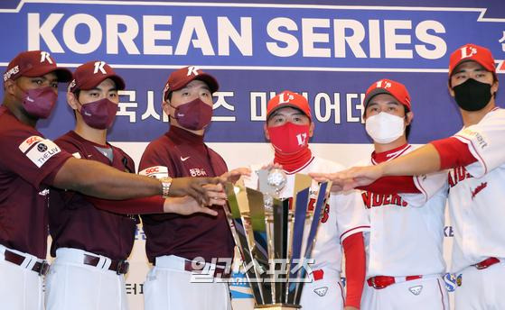 2022 KBO 한국시리즈 미디어데이가 31일 오후 인천 문학종합경기장 그랜드 오스티엄 CMCC홀에서 열렸다. 키움 푸이그, 이정후, 홍원기 감독과 SSG 김원형 감독, 최정, 한유섬이 한국시리즈 우승트로피를 앞에 두고 포즈를 취하고 있다. 1일 인천SSG랜더스필드에서의 1차전을 시작으로 SSG 랜더스와 키움 히어로즈의 7전 4선승제로 진행되는 이번 한국시리즈는 이태원 참사 사고의 여파로 최대한 차분한 분위기 속에 치러질 전망이다.  인천=김민규 기자 mgkim1@edaily.co.kr