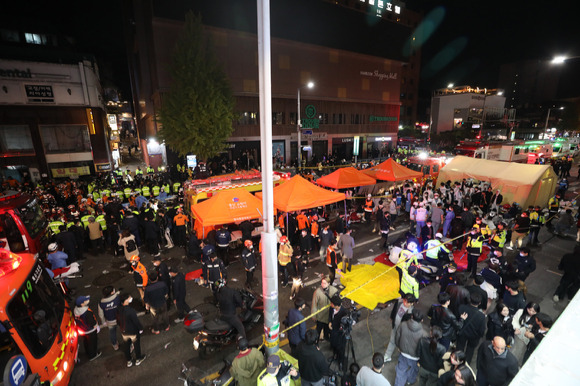 지난 29일 밤 서울 용산구 이태원 일대에서 대규모 심정지 사고가 발생해 30일 새벽 경찰 및 소방구급 대원들이 현장을 수습하고 있다. (기사와 무관한 사진) [사진=뉴시스]