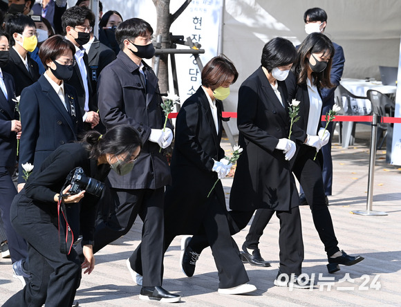 이정미 정의당 대표와 이은주 원내대표를 비롯한 관계자들이 31일 오전 서울광장에 마련된 이태원 사고 사망자 합동분향소를 찾아 희생자들을 추모하고 있다. [사진=김성진 기자]