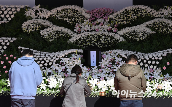 31일 오전 서울광장에 마련된 이태원 사고 사망자 합동분향소를 찾은 시민들이 희생자들을 추모하고 있다. [사진=김성진 기자]