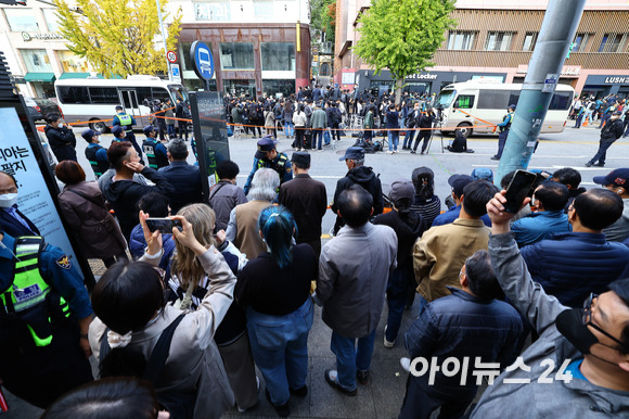 31일 서울 용산구 이태원 압사 참사 현장에서 서울경찰청 수사본부와 국립과학수사연구소의 합동감식이 진행되는 가운데 시민들이 그 모습을 지켜보고 있다. [사진=김성진 기자]