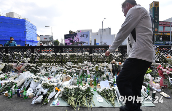 31일 오후 서울 용산구 지하철 6호선 이태원역 1번 출구 앞에 마련된 '핼러윈 인파' 압사 사고 희생자 추모 공간에서 시민이 추모하고 있다. [사진=김성진 기자]