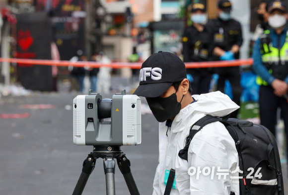 이태원 압사 참사를 수사 중인 서울경찰청 수사본부와 국립과학수사연구원들이 31일 서울 용산구 이태원 압사 참사 현장을 합동감식하고 있다. [사진=김성진 기자]