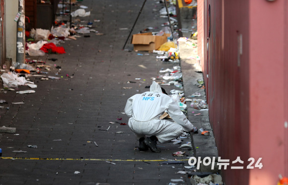 이태원 압사 참사를 수사 중인 서울경찰청 수사본부와 국립과학수사연구원들이 31일 서울 용산구 이태원 압사 참사 현장을 합동감식하고 있다. [사진=김성진 기자]