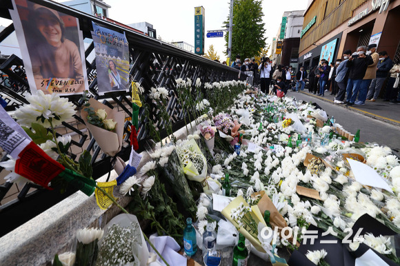 31일 서울 용산구 이태원 압사사고 현장 부근에 마련된 추모공간에 미국인 희생자 2명의 사진이 붙어 있다. [사진=김성진 기자]