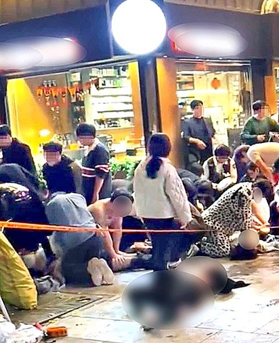 의식을 잃고 도로에 쓰러진 시민에게 심폐소생술(CPR)을 하는 모습. [뉴스1]