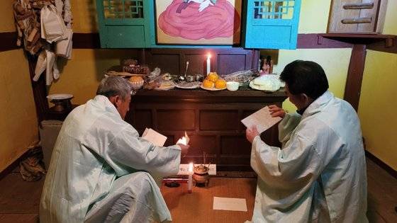 지난해 해신제의 모습. 당주가 한지를 태우며 마을의 안녕과 풍어를 기원하고 있다. 사진 김동혁 이장