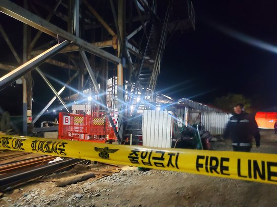 지난 26일 경북 봉화군의 한 아연광산에서 붕괴사고가 발생해, 소방 당국이 구조작업을 벌이고 있다. 이 사고 발생 당시 지하 190m 위치에서 작업 중이던 작업자 2명은 닷새 넘게 고립된 상태다. 연합뉴스