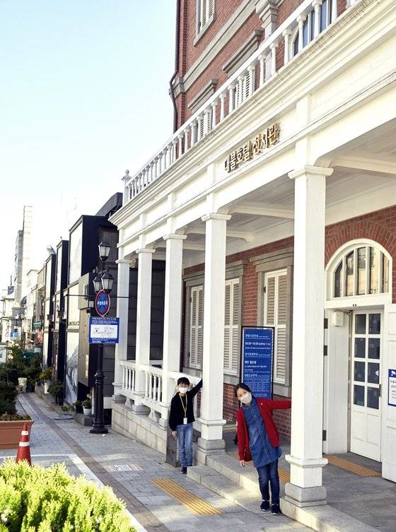 인천개항박물관이 있는 인천광역시 중구 신포로에는 개항 후 인천항을 통해 입국한 외국인들이 서울로 가기 전 묵었던 조선 최초의 호텔인 대불호텔의 모습을 살펴볼 수 있는 전시관도 있다.