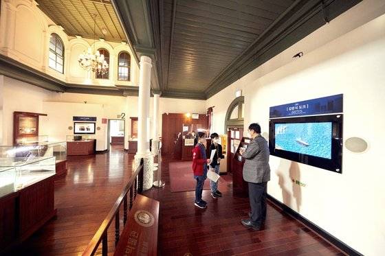 밀물과 썰물의 높이 차이가 심한 인천항은 우리나라 최초의 갑문식 도크가 들어선 항구이기도 하다.