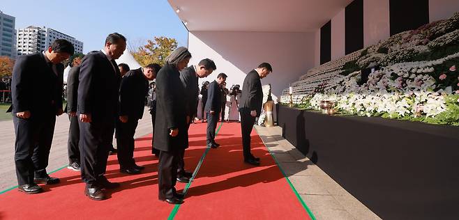 정진석 국민의힘 비상대책위원장을 비롯한 국민의힘 관계자들이 31일 오전 서울광장 합동분향소를 찾아 이태원 참사 희생자들을 조문하고 있다. 연합뉴스