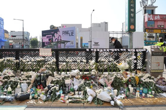 31일 오전 서울 용산구 지하철 6호선 이태원역 1번 출구 앞에 마련된 '핼러윈 인파' 압사 사고 희생자 추모 공간을 찾은 시민이 희생자를 추모하고 있다. 우상조 기자