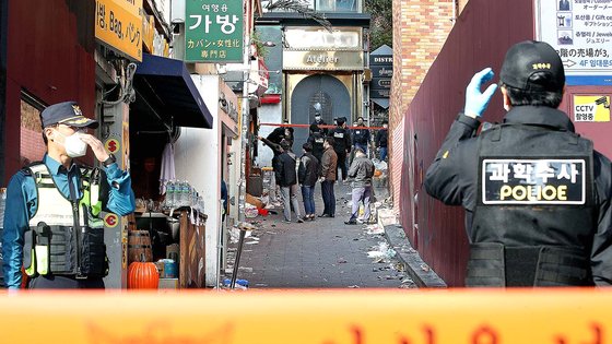 서울경찰청 수사본부와 국립과학수사연구원 관계자들이 31일 오후 이태원 참사가 일어난 서울 용산구 이태원역 인근에서 현장감식을 진행하고 있다. 뉴스1