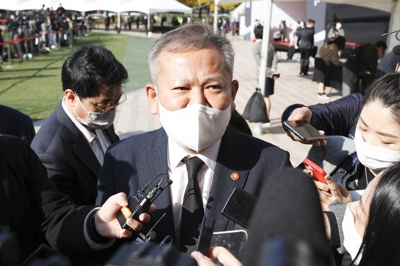 이상민 행정안전부 장관이 31일 서울 중구 서울광장에 마련된 이태원 참사 합동분향소에서 참배를 마친 취재진의 질문에 답변하고 있다. 전민규 기자