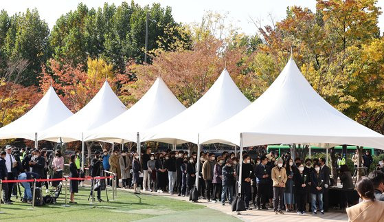 31일 오전 서울 중구 서울시청 광장에 마련된 이태원 사고 사망자 합동 분향소에서 시민들이 조문하고 있다. 연합뉴스