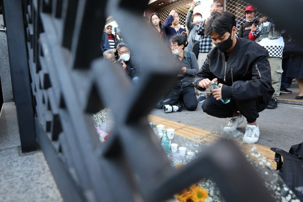 서울 용산구 이태원 참사 사고 인근에 마련된 추모공간에서 시민들이 애도를 하고 있다./사진=뉴스1