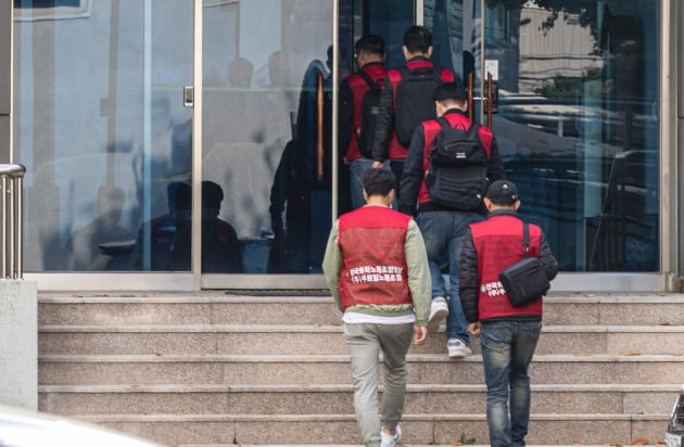 31일 오후 서울 영등포구 유제품 기업 푸르밀 본사 입구에서 사측과의 2차 교섭을 하기 위해 건물로 들어가고 있다. 사진=연합뉴스