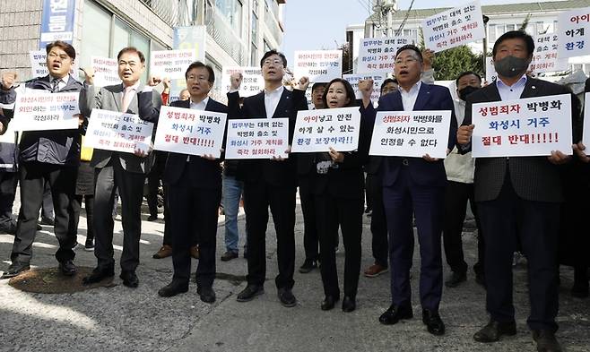 정명근 화성시장(가운데)이 31일 ‘수원 발발이’ 박병화가 거주하는 원룸 앞에서 가두 시위를 하고 있다. /화성시 제공