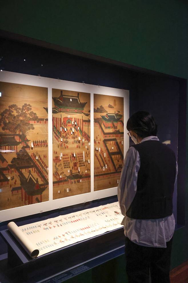 31일 서울 용산구 국립중앙박물관에서 열린 외규장각 의궤 귀환 10년 기념 ‘외규장각 의궤, 그 고귀함의 의미’ 특별전 언론공개회에서 참석자들이 전시물을 살펴보고 있다.연합뉴스