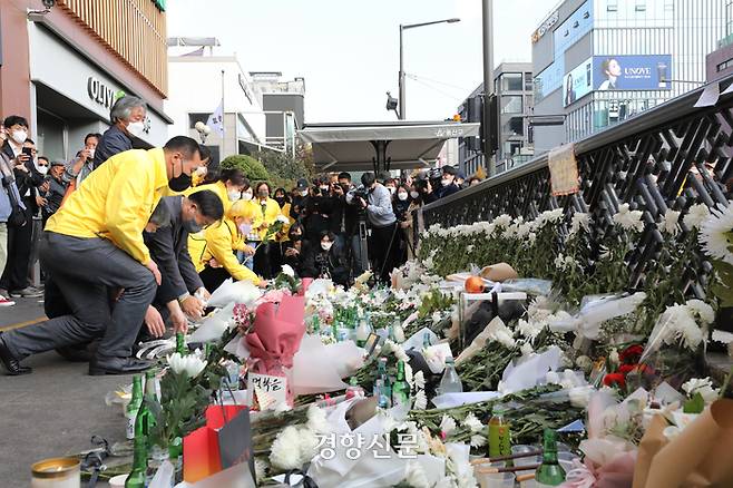 서울 용산구 이태원역 1번 출구 추모공간에서 31일 세월호 참사 유가족들이 이태원 핼러윈 피해자들에게 헌화 및 묵념을 하고 있다.  한수빈 기자