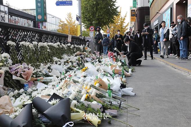 31일 서울 용산구 이태원역 1번 출구 추모공간에 시민들이 이태원 핼러윈 참사 피해자들을 추모하기 위해 두고 간 국화꽃 등이 쌓여있다. 한수빈 기자