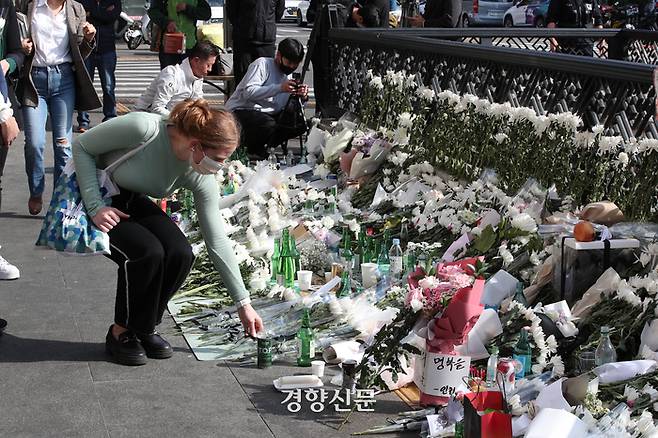 서울 용산구 이태원역 1번 출구 추모공간에서 31일 시민들이 이태원 핼러윈 피해자들에게 헌화 및 묵념을 하고 있다. 한수빈 기자