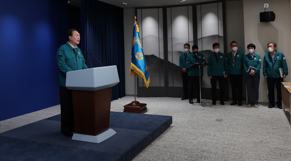 윤석열 대통령이 30일 오전 용산 대통령실 청사 브리핑룸에서 ‘이태원 핼러윈 참사’와 관련 대국민 담화를 발표하고 있다. 연합뉴스