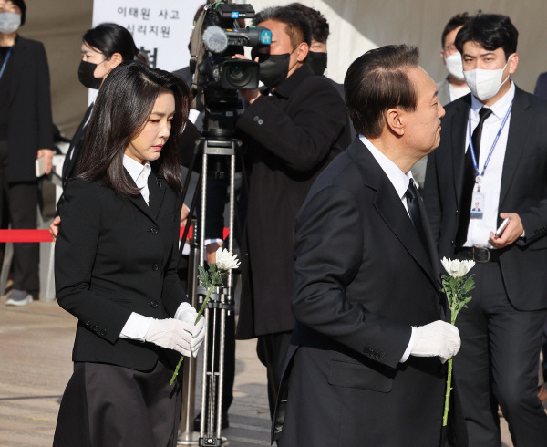 윤석열 대통령과 김건희 여사가 31일 오전 서울 중구 서울시청 광장에 설치된 이태원 사고 사망자 합동분향소를 찾아 조문하고 있다. 연합뉴스