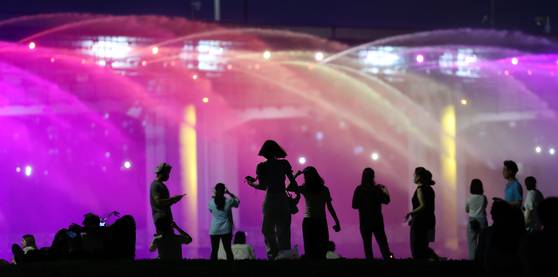 The Banpo Moonlight Rainbow Fountain in Banpo Hangang Park [YONHAP]