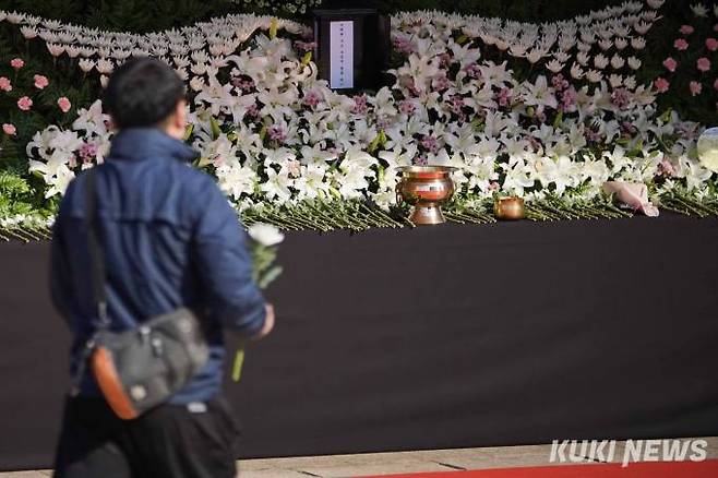 31일 오전 서울광장에 마련된 이태원 사고 사망자 합동분향소를 찾은 한 시민이 헌화하고 있다.