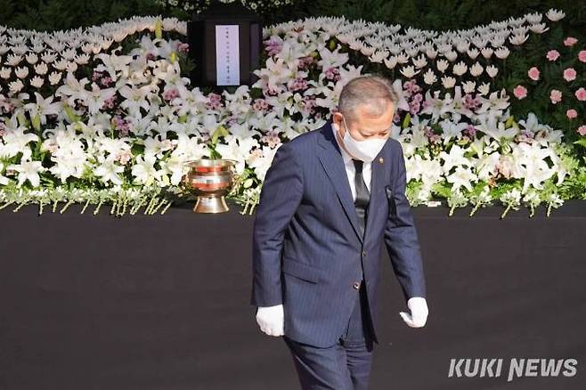 이상민 행정안전부 장관이 31일 오전 서울광장에 마련된 이태원 사고 사망자 합동분향소에서 조문을 마치고 이동하고 있다.