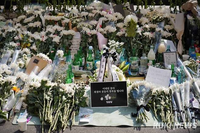 31일 오후 서울 용산구 이태원역 1번 출구 앞에 마련된 '이태원 압사 사고' 희생자 추모공간.