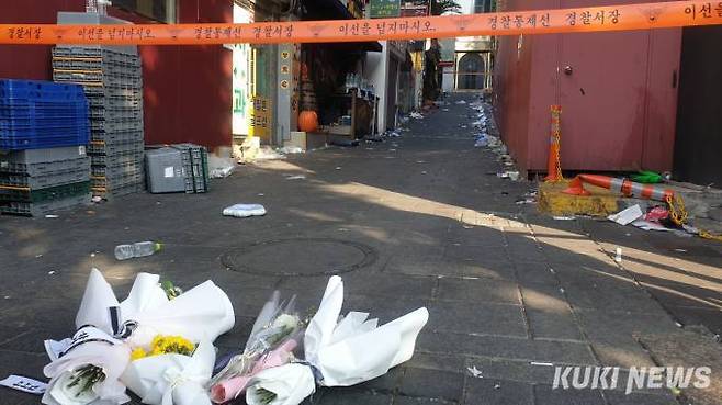 서울 이태원 참사 현장에 꽃다발이 놓여있다. 사진=이소연 기자