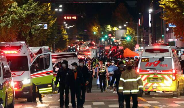 지난 29일 서울 용산구에서 발생한 '이태원 참사' 현장에서 부상자가 병원으로 후송되고 있다. 당시 차량통제가 이뤄지지 않아 구급차가 사고 현장에 신속하게 진입하기 어려웠다는 지적이 나왔다. 최현규 기자