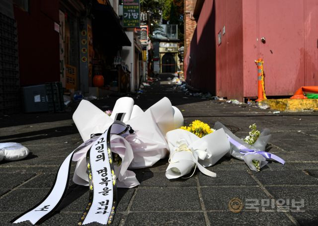 이태원 참사 현장에 시민들이 내려놓은 조화. 이한결 기자