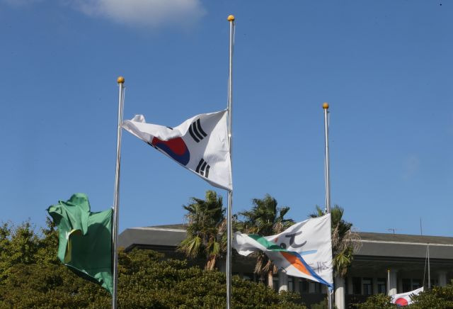 제주도청 앞에 조기로 게양된 태극기가 지난 30일 바람에 휘날리고 있다. 연합뉴스