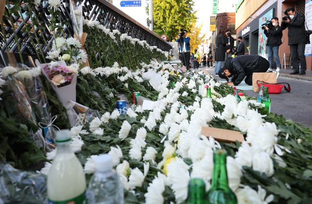 31일 오전 서울 용산구 지하철 6호선 이태원역 1번 출구 앞에 마련된 이태원 압사 사고 희생자 추모 공간을 찾은 시민이 절을 하고 있다. 연합뉴스