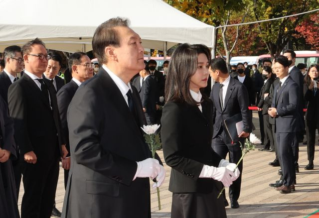 윤석열 대통령과 김건희 여사가 31일 오전 서울광장에 마련된 이태원 사고 사망자 합동분향소를 방문, 헌화를 위해 이동하고 있다. 연합뉴스