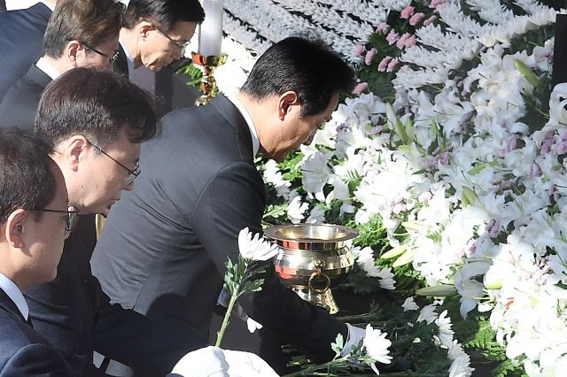 오세훈 서울시장이 31일 서울 중구 서울광장에 마련된 이태원 참사 합동분향소에서 헌화하고 있다. 연합뉴스