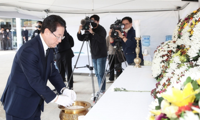 김영록 전라남도지사가 31일 오전 전남도청 광장에 마련된 이태원 사고 사망자 합동분향소를 방문해 조문하고 있다. 전남도 제공