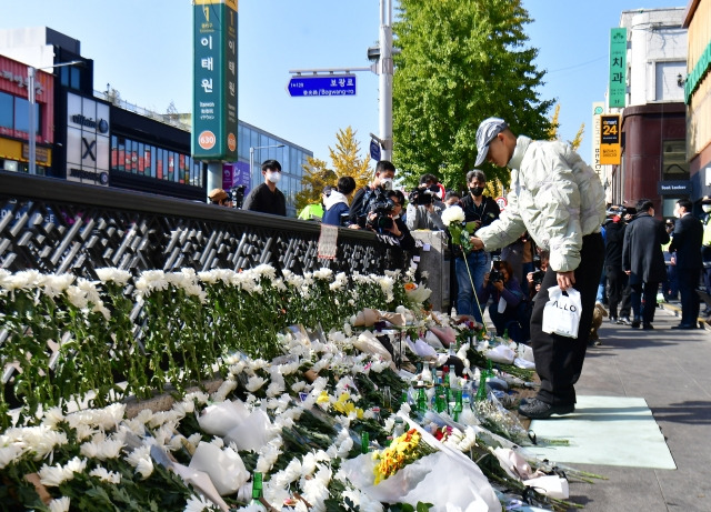 31일 서울 용산구 이태원역 1번출구에 추모를 위한 시민들의 행렬이 이어지고 있다. 최현규 기자