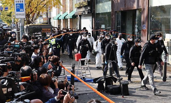 31일 오후 경찰관과 국립과학수사연구원들이 이태원 핼러윈 압사 참사 현장감식을 위해 서울 용산구 이태원 사고현장으로 들어가고 있다. [사진 출처 = 연합뉴스]