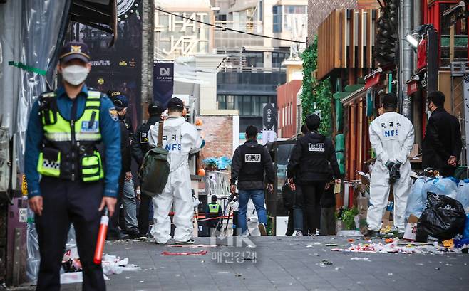 31일 오후 이태원 참사가 일어난 서울 용산구 이태원역 인근에서 서울경찰청 수사본부와 국립과학수사연구원 관계자들이 현장감식을 진행하고 있다. 2022.10.31 [박형기기자]