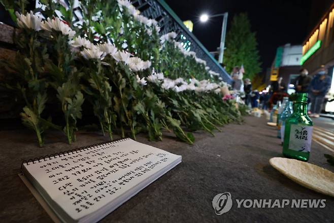 31일 오후 서울 용산구 이태원역 1번 출구 앞에 마련된 `핼러윈 참사 희생자 추모공간`에 조화와 편지 등이 놓여 있다. [사진 = 연합뉴스]