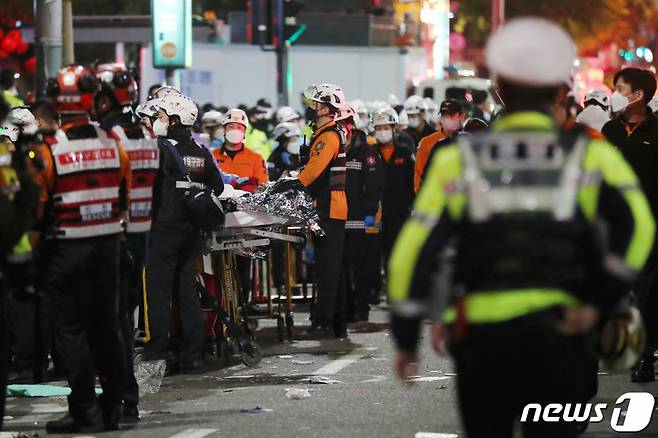 30일 새벽 서울 용산구 이태원 일대에서 의료진과 소방대원들이 압사 사고 사망자들을 이송하기 위해 대기하고 있다.  /사진=뉴스1