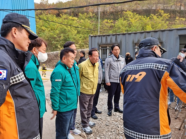 박현국 봉화군수가 매몰 사고가 발생한 재산면 아연광산 현장을 찾아 소방당국 관계자로부터 구조 현황을 보고받고 있다./사진제공=경북 봉화군