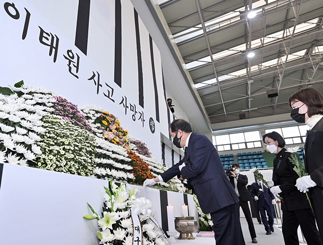 홍준표 대구시장이 31일 달서구 두류공원 내 안병근올림픽기념유도관에 마련된 '서울 이태원 핼러원 참사' 희생자 합동분향소에서 헌화하고 있다. 홍 시장 뒤쪽은 국민의힘 이인선 대구 수성 을 국회의원/사진제공=대구시