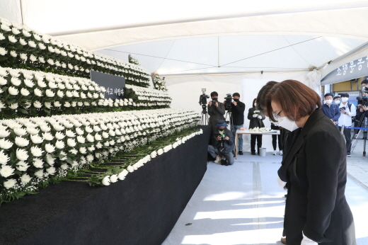 박희영 용산구청장이 31일 녹사평역 광장의 핼러윈데이 사고 사망자 합동분향소를 방문해 조문하고 있다. /사진제공=용산구