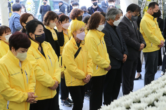 이태원 사고 합동분향소 찾은 세월호참사가족협의회 : 4.16세월호참사가족협의회 유가족들이 31일 오후 서울 용산구 녹사평광장에 마련된 이태원 사고 사망자 합동분향소에서 조문을 하고 있다. 뉴시스